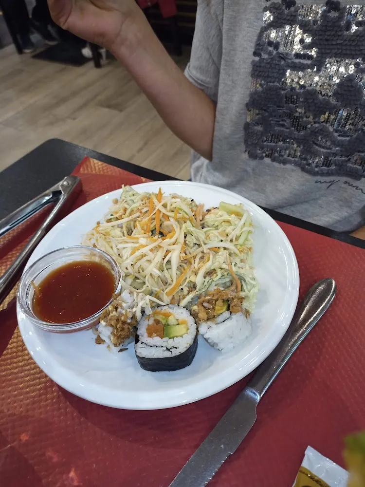 Sushi Et Salade Chinoise Aux Crevettes